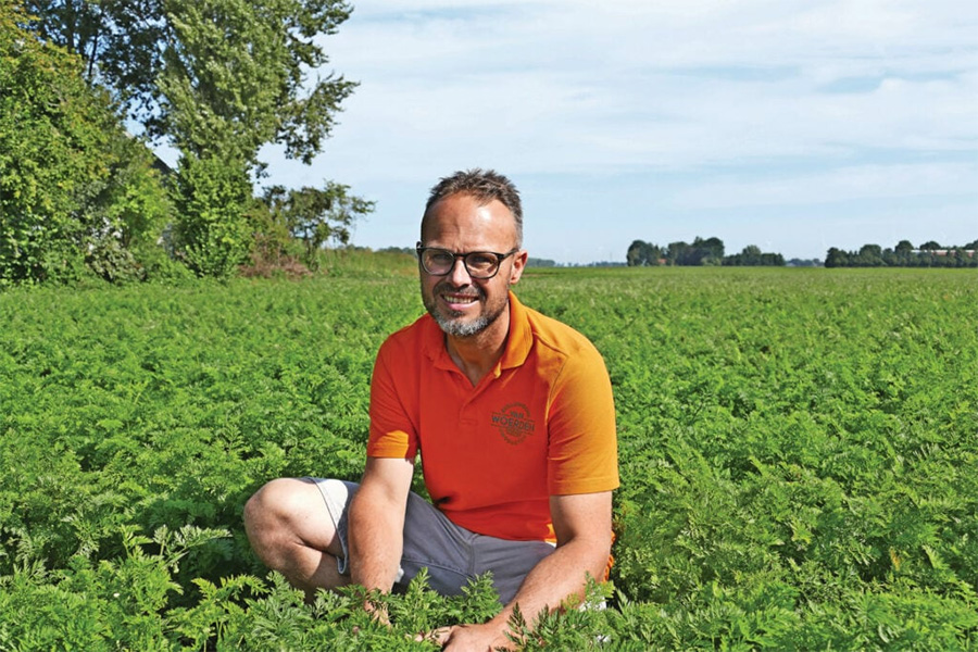 Stefan van Woerden biogazda elmondása szerint a LaserWeeder használatával három hónap alatt 30 munkással kevesebbre volt szüksége. (Fotó: Martin Smits)